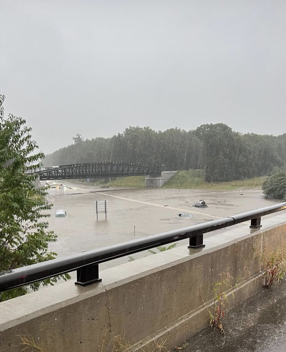 Tornadof123's tweet image. These are not my pictures, I found them on Facebook, but this is incredible. Extreme flooding on route 2 in Leominster, MA a short time ago #mawx
