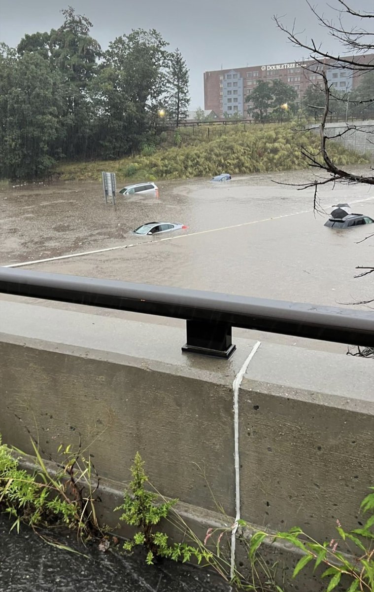Tornadof123's tweet image. These are not my pictures, I found them on Facebook, but this is incredible. Extreme flooding on route 2 in Leominster, MA a short time ago #mawx