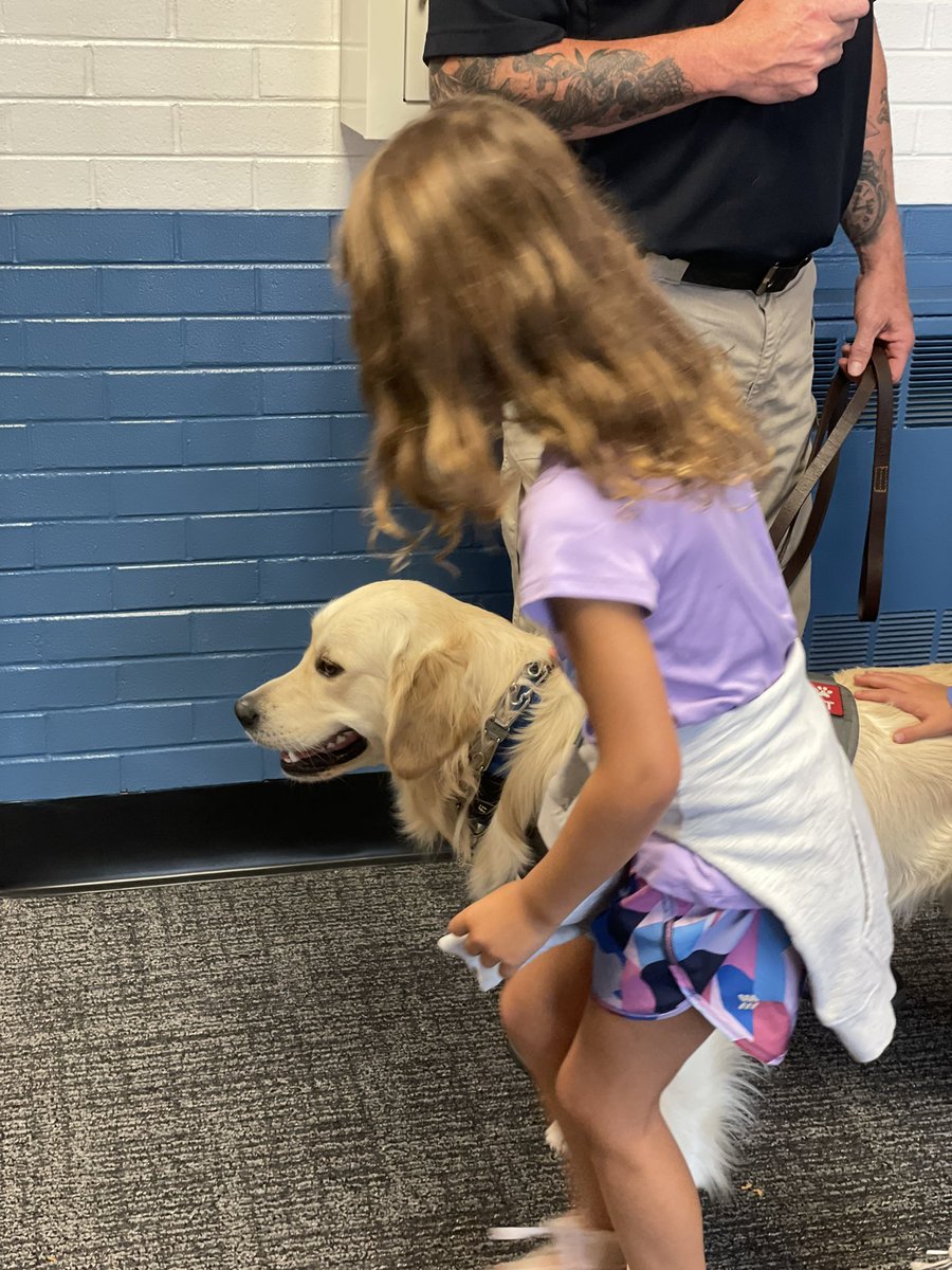 marnellandrea29's tweet image. What a great way to start off the week!  We had an assembly about our STAR store that will be open on Thursday.  A lot of students are excited for the chance to read to Oakley the McHenry Police dog. @VV_Voyagers @McHenryPolice #fabulousfirsties #starbehavior