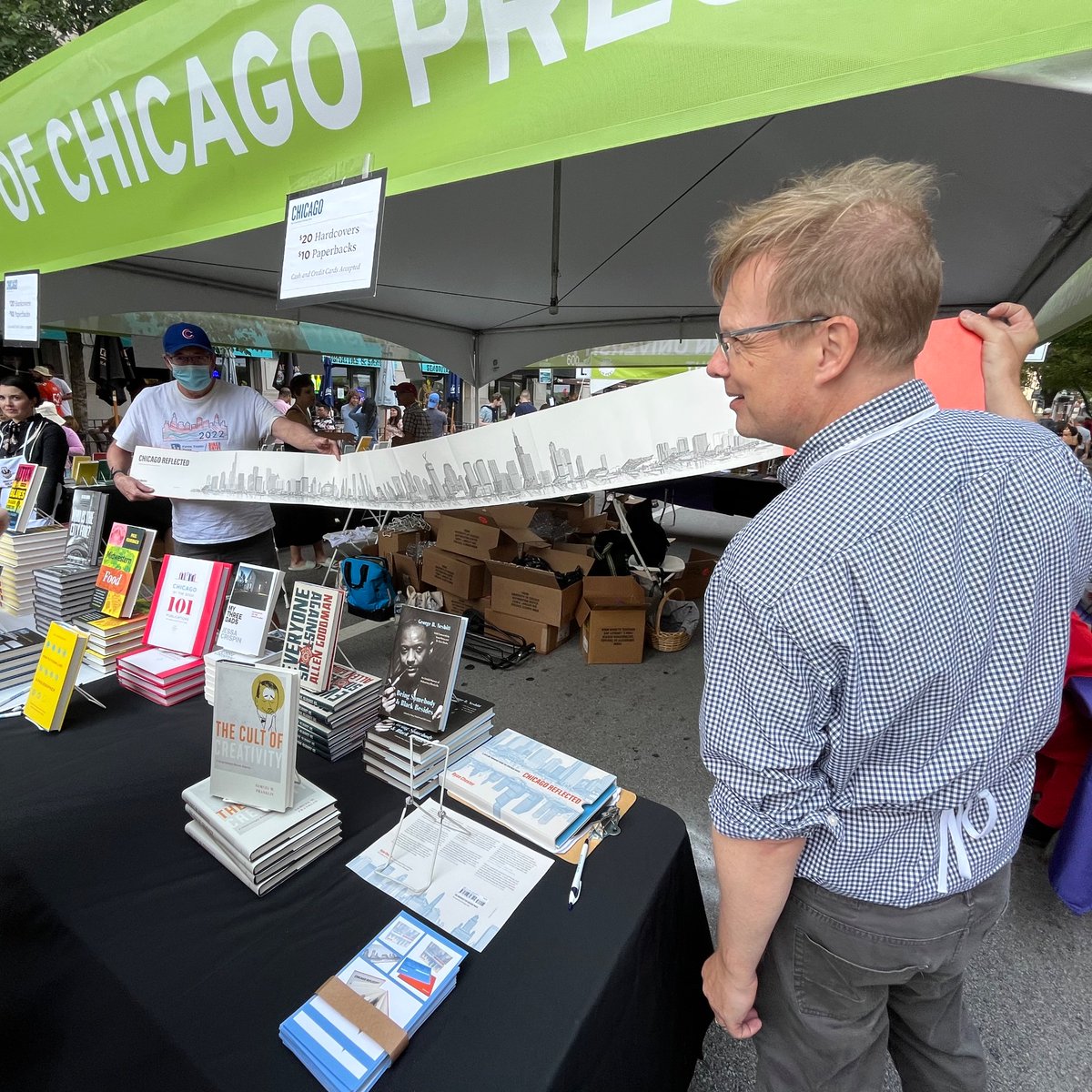 spotted @PrintersRowFest: *the* gift to give this holiday season, Ryan Chester’s “Chicago Reflected: A Skyline Drawing from the Chicago River“ from @UChicagoPress. if you pre-order now, your shopping is done… press.uchicago.edu/ucp/books/book…