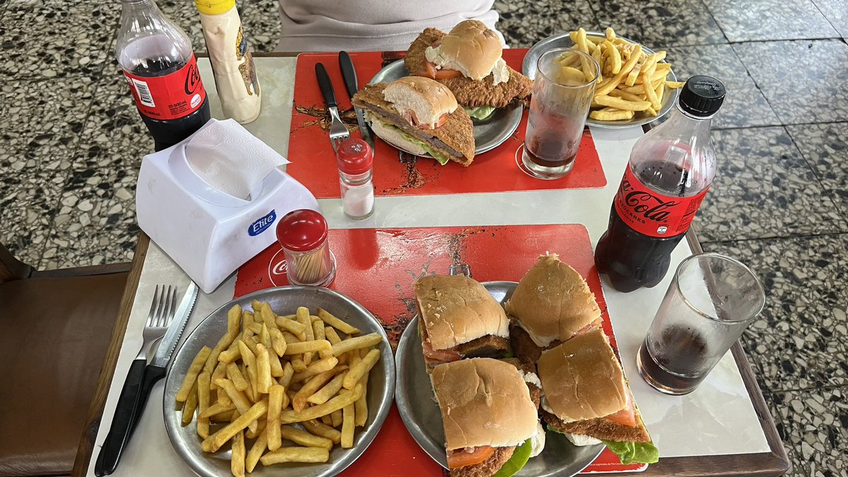 LuisTort18's tweet photo. @lordmagnusen Y ahora un poema… Las famosas Milangas en dos panes del San Pedro. https://t.co/yx3oKDxUYN