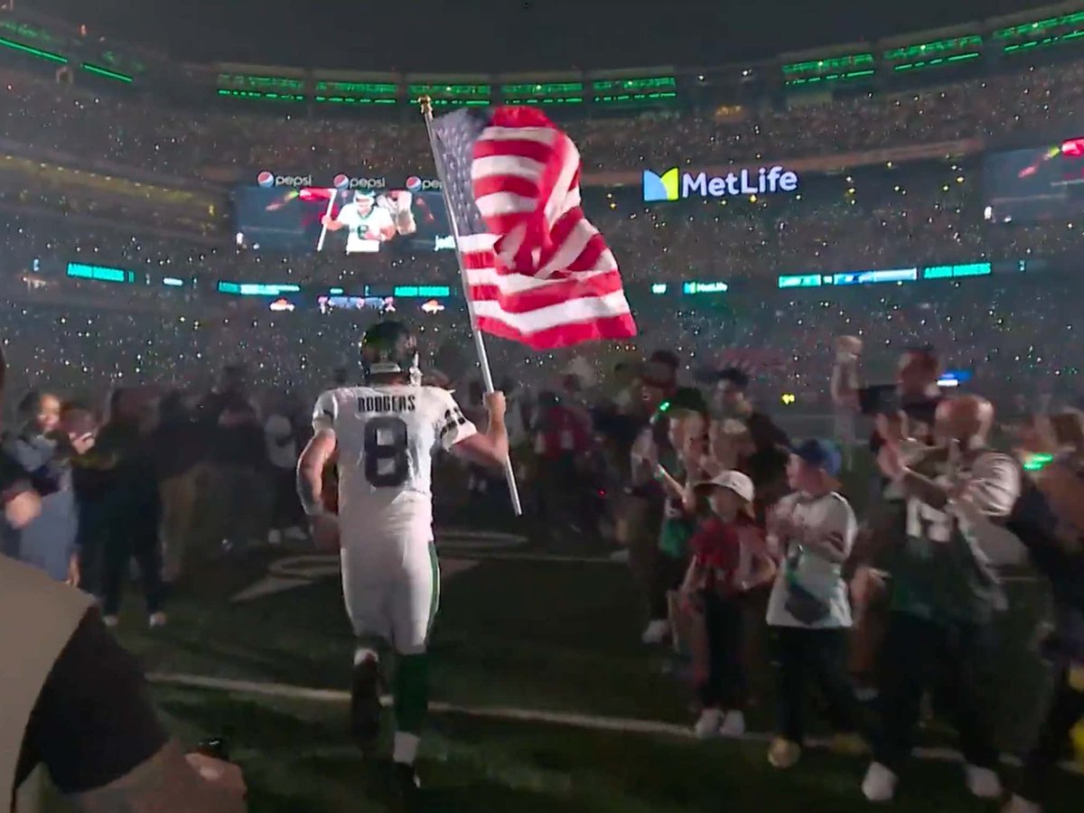 barstoolsports's tweet image. Aaron Rodgers Running Out Of The Jets Tunnel Holding The American Flag Before Monday Night Football Is As Cool As It Gets barstoolsports.com/blog/3483526/a…