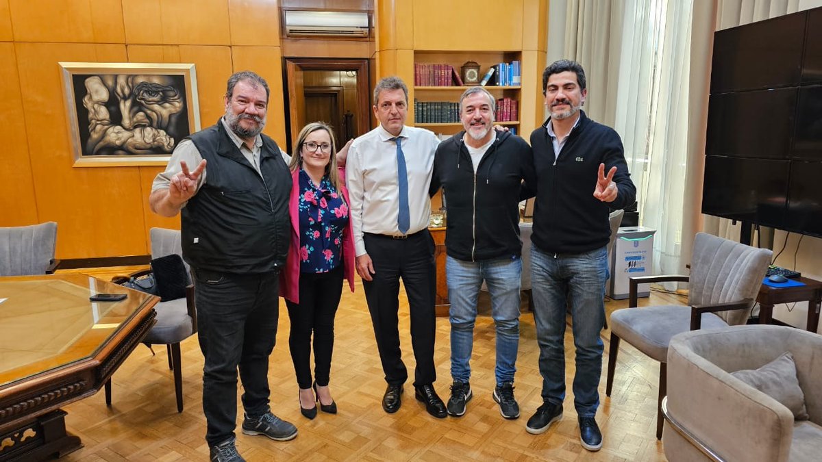 En la previa de los anuncios por el impuesto a las ganancias, nos reunimos algunos compañeros de la nueva conducción de #ATE que asumirá el próximo 6 de noviembre con Sergio Massa, Ministro de Economía y candidato a Presidente por Unión por la Patria 🧵