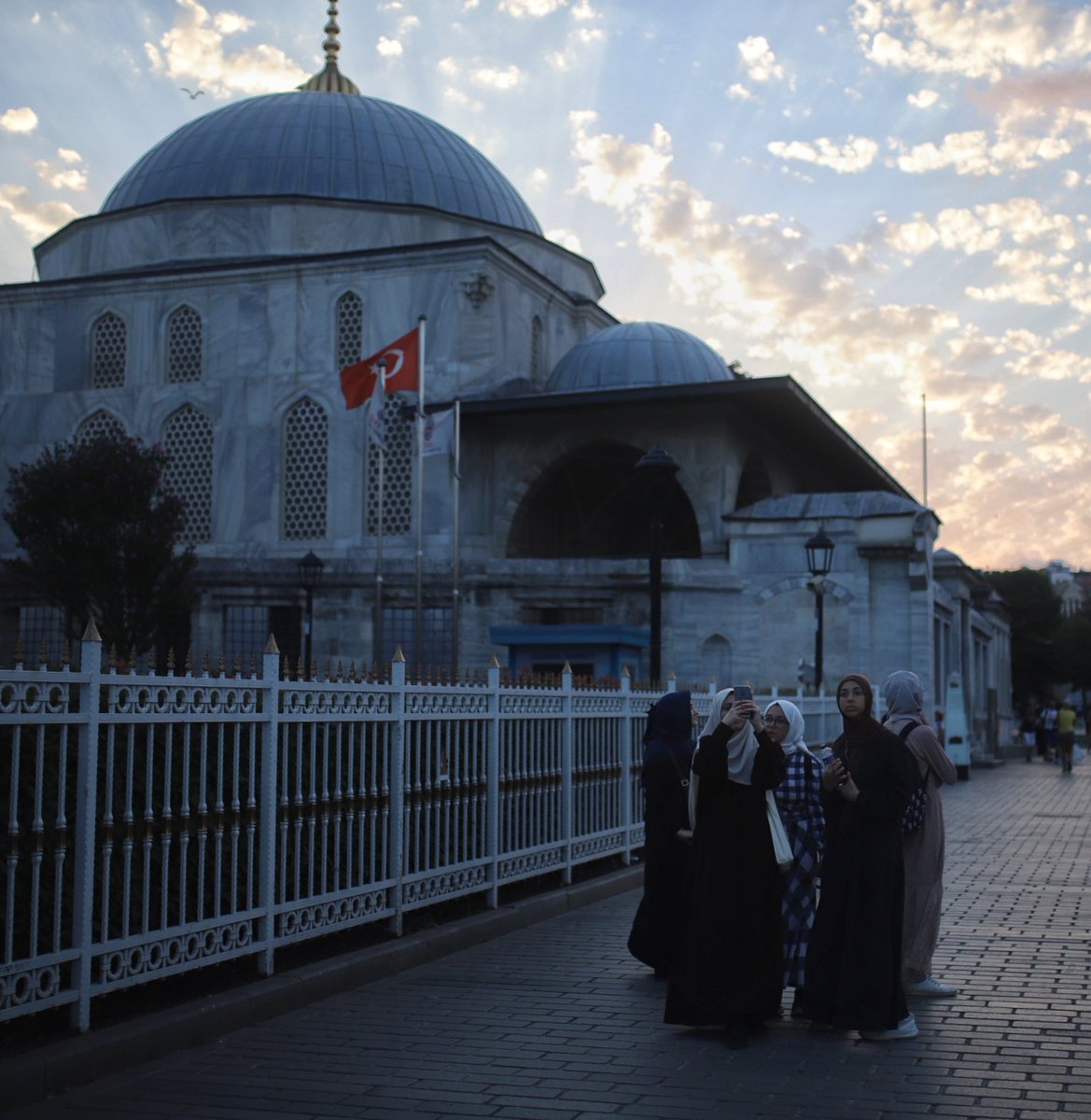 RoomUpFront's tweet image. #rufmentee Yvonne Lau is a feature and news journalist reporting on the intersection of business and society with an eye on China and Russia. She has covered China’s tech crackdown and Russia’s fallout from its war on Ukraine as a writer for Fortune.