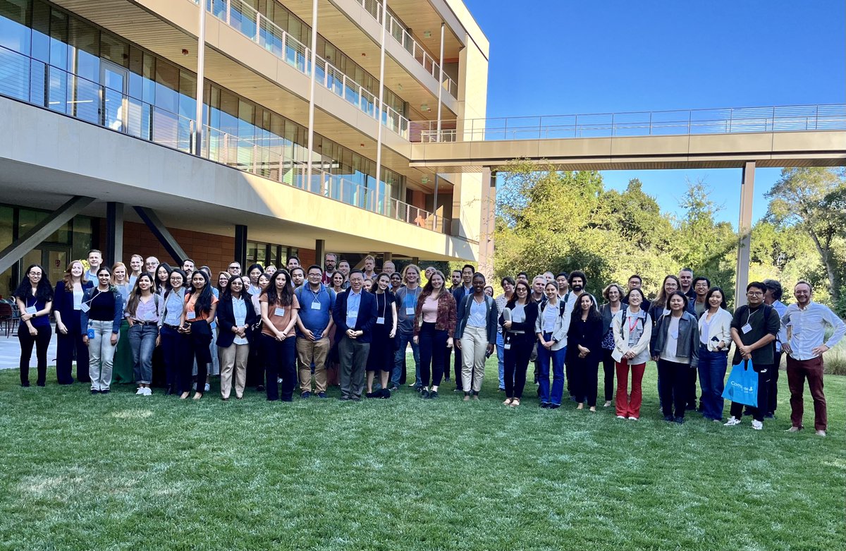 I had a great time last week at #SVAR23 talking about structural diversity of Khoe-San genomes :) (left) Also, I always forget how short I am until I see group photos... (right)