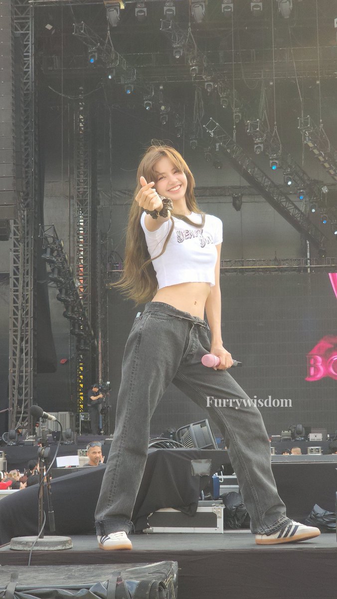 lalaluvlalisa's tweet photo. you are everything to me 🤍 https://t.co/tGSgY1x4LX
