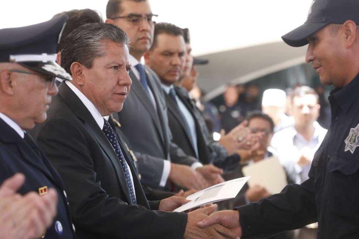 zacalminuto_mx's tweet photo. 🇲🇽REGISTRA #ZACATECAS MEJORES CONDICIONES DE SEGURIDAD DE LOS ÚLTIMOS DIEZ AÑOS.

🔰Según datos de la Encuesta Nacional de Victimización y Percepción Sobre Seguridad Pública (ENVIPE) 2023 del Inegi, la tasa de víctimas de delito se redujo en 6.4 por ciento.
🔰La tasa de incidencia delictiva por cada 100 mil habitantes bajó 8 por ciento.

Zacatecas, Zac., 11 de septiembre de 2023.- Según la Encuesta Nacional De Victimización y Percepción Sobre Seguridad Pública (ENVIPE) 2023, realizada por el Instituto Nacional de Estadística y Geografía (Inegi), la tasa de víctimas de delito bajó en Zacatecas un 6.4 por ciento, al igual que la tasa de incidencia delictiva por cada 100 mil habitantes, donde descendió en ocho puntos porcentuales.

En lo que se refiere a víctimas del delito, la encuesta señala que en la comparación entre 2021 y 2022, la tasa bajó únicamente en siete entidades federativas, entre ellas Zacatecas, donde descendió un 6.4 por ciento. 

En cuanto a la incidencia delictiva, el estado registró, en 2021, un total de 22 mil 474 delitos, que bajaron para el año 2022 a 20 mil 680. Esto significa que en la tasa por cada 100 mil habitantes, de acuerdo con cada entidad, Zacatecas descendió ocho puntos porcentuales.

Lo anterior ha sido posible a los esfuerzos coordinados del Gobierno de @DavidMonrealA con el Gobierno de México, a través de las instituciones que conforman la Mesa Estatal de Construcción de Paz y Seguridad, para realizar un trabajo de contención que ha impactado en la reducción de los índices delictivos y en un avance para la pacificación del estado. 

En cuanto a las víctimas por cada 100 mil habitantes para la población de 18 años y más por ciudad o área metropolitana de interés, la capital de Zacatecas se ubica con 27.8 por ciento, un puntaje más bajo que áreas como Aguascalientes (28.6), San Luis Potosí (31.7) o Guadalajara (32.1). La ciudad de Toluca fue la más alta con 36.0 por ciento.

En este sentido, comparado con 2021, en 2022, la tasa de delitos por cada 100 mil habitantes bajó en cuatro entidades federativas (entre ellas Zacatecas), hubo alza en tres y veinticinco no presentaron cambios.

2022 registra el porcentaje más bajo en incidencia delictiva en la última década 

En  2012 se registró que el 22.6 de los hogares tuvo, por lo menos, una víctima de delito, situación fue en aumento  en los siguientes cinco años: para 2013 subió a 24.5; en 2014, fue de 25.8; para, 2015 fue de 22.6, en 2016 fue de 24.1 y para 2017, subió a 30.0 (el porcentaje más alto). 

Luego, en 2018 bajó a 25.6 por ciento; en 2019, descendió a 21.1; en 2020 subió a 22.6 y en 2021, bajó cinco décimas (22.1 por ciento). En tanto que para 2022,  se redujo a 20.6,  que es el porcentaje más bajo en los últimos 10 años.   

En cuanto a la prevalencia delictiva por cada 100 mil habitantes para la población de 18 años y más en el estado, también se tuvo el índice más bajo de los últimos 10 años, al alcanzar 16 mil 16 mil 754 víctimas.

En este apartado, se establece que en 2012 fueron 20 mil 337 víctimas; para, 2013 se registraron 20 mil 863; en 2014, fueron 22 mil 924; en 2015, el registro fue de 17 mil 635; para 2016, aumentó a 19 mil 158 y en 2017, escaló a su nivel más alto con 24 mil 958.

En 2018, la prevalecía delictiva bajó a 22 mil 141; en 2019, tuvo un nuevo descenso a 17 mil 601; en 2020 subió a 18 mil 042 y en 2021, descendió a 17 mil 901.

En cuanto a la incidencia delictiva en personas, la tasa de delitos por cada 100 mil habitantes es la más baja de los últimos nueve años, toda vez que en 2012 fue de 20 mil 506 y para 2022 volvió a niveles similares con 20 mil 680.

El punto más alto se tuvo en 2017 con 34 mil 642, seguido por el 2014 con 30 mil 058. @gobiernozac @gggerardoflores