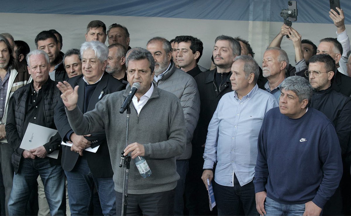 SergioOPalazzo's tweet photo. Hoy fue un día muy esperado por todos los trabajadoras y trabajadores bancarios.
Es una lucha de muchos años que nos tuvo como protagonistas siempre, y encontró su resultado favorable. 
Los bancarios en su inmensa mayoría dejarán de pagar ganancias a partir del mes de Octubre.
El 3% que aún pagará toda vez que el proyecto se convierta en ley, una suma mínima con respecto a lo que pagan hoy.

Gracias a las y los trabajadores bancarios por tantos años de acompañar esta lucha!

Y gracias al Ministro Sergio Massa y su equipo por trabajar con responsabilidad y dedicación en esta solución que le debíamos a los trabajadores.