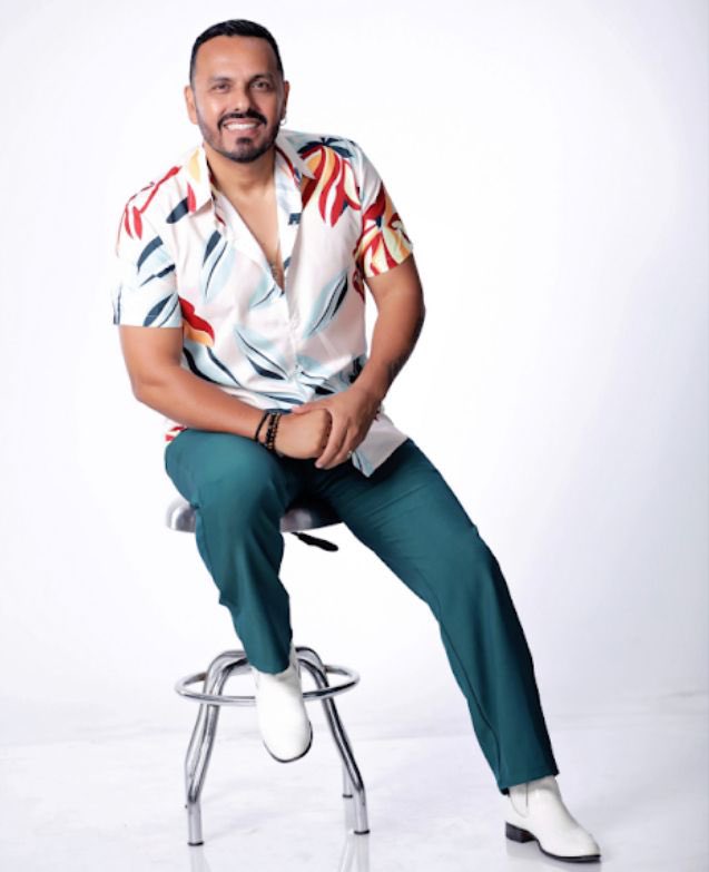 TvsEspectaculos's tweet photo. Carlos Sarabia  presenta el documental “Mi ADN”, donde narra las historias alrededor de las canciones que marcaron su vida, grabadas con la banda “El Recodo”. Sarabia se mostró respetuoso con la familia Lizárraga por la oportunidad que hace dos décadas le dieron. Pero consideró https://t.co/lZmKvB85Ns
