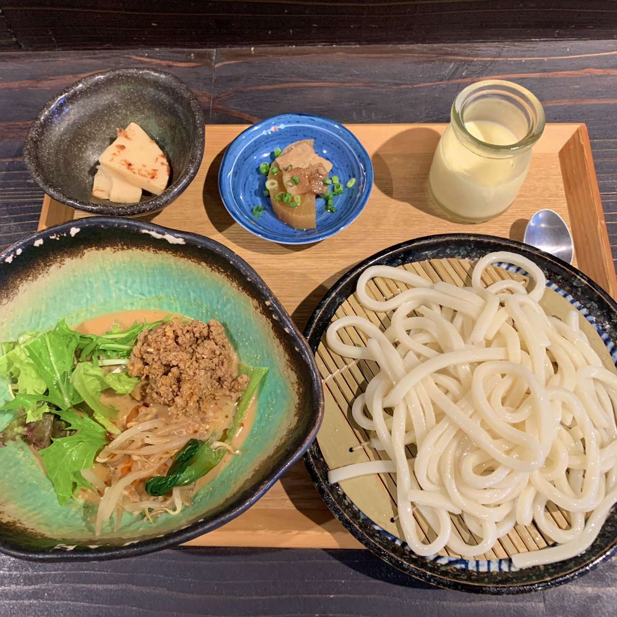 reismstand's tweet photo. 今週の週替わりスープセットはこちら💁‍♀️

◼︎心も体もほっこりREISMの豚汁
◼︎唐揚げ入りスパイシーチリコンカン
◼︎生姜の効いた肉味噌豆乳坦々うどん
◼︎ホウレン草とカッテージチーズのチキンカレー
全品1,100円(副菜2品+21穀米+デザート+ドリンク付)

人気の唐揚げセットもご用意しています！ https://t.co/8SmESjbtXU