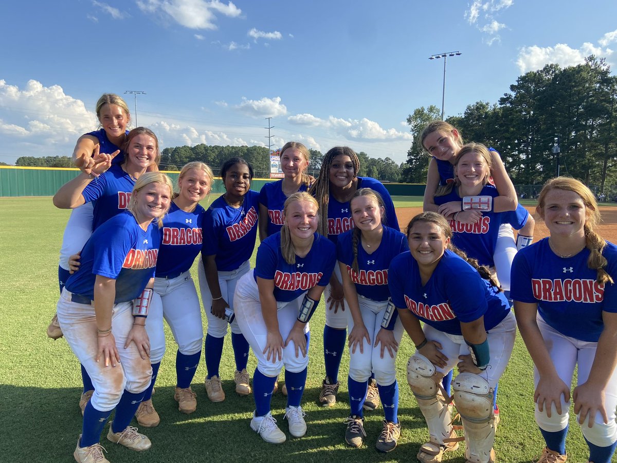 JTOWNdragonsSB's tweet photo. DRAGONS WIN!!! Your Varsity Squad remains UNDEFEATED at home with a huge 7-2 WIN over a good Heritage HS team! JV won 14-2 as well! Another great night to be a JEFFERSON DRAGON! Senior night tomorrow!!!! Let’s go!! 🐉💪🏼
#DRAGONonTOP 
#Family https://t.co/wpLQbUiQuJ