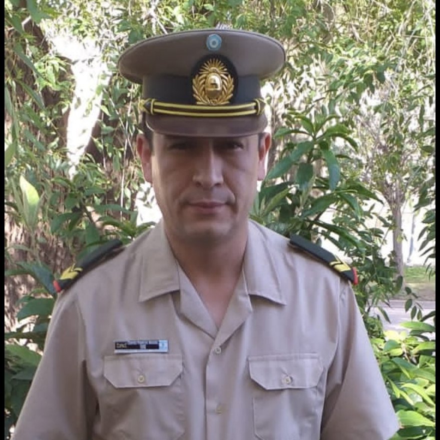 usdtermo's tweet photo. El Gendarme Fabricio Cortez vive en Rosario, en la puerta de su casa 3 chorros estaban robando cables. Dio la voz de alto, lo atacaron y se defendió. Mató un ladrón y está preso. Obró en legítima defensa. Tiene esposa y 2 hijos. Hace 150 días que está detenido y nadie hace nada. https://t.co/ARoMmkzOG4