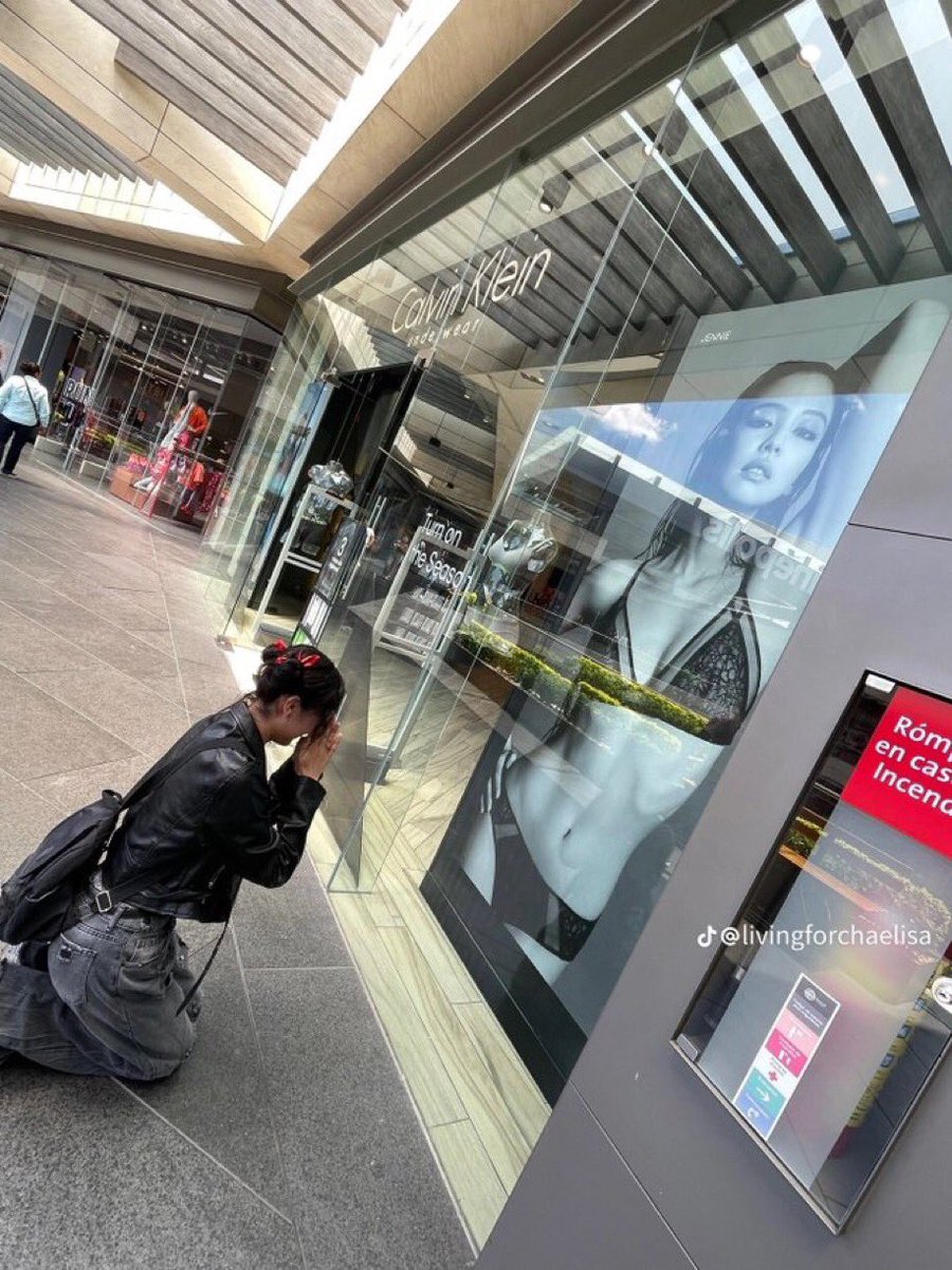 this is definitely me kneeling for jennie 🙏🏼