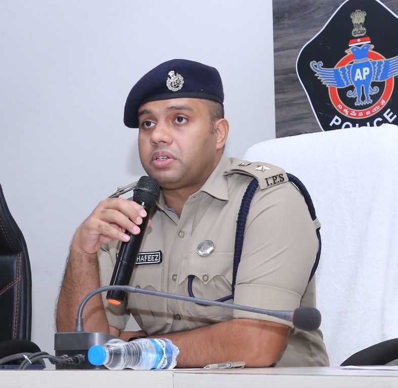 police_guntur's tweet image. వినాయక చవితి పండుగ సందర్భంగా పందిరి/మండపాలు ఏర్పాటు చేసుకోదలచిన వారు సంబంధిత పోలీస్ స్టేషన్ SHO గారి అనుమతి తప్పనిసరిగా తీసుకోవాలి .....
గుంటూరు జిల్లా ఎస్పీ శ్రీ ఆరిఫ్ హఫీజ్ ఐపిఎస్ గారు.....
@APPOLICE100 
#VinayakarChathurthi 
#lawandorder