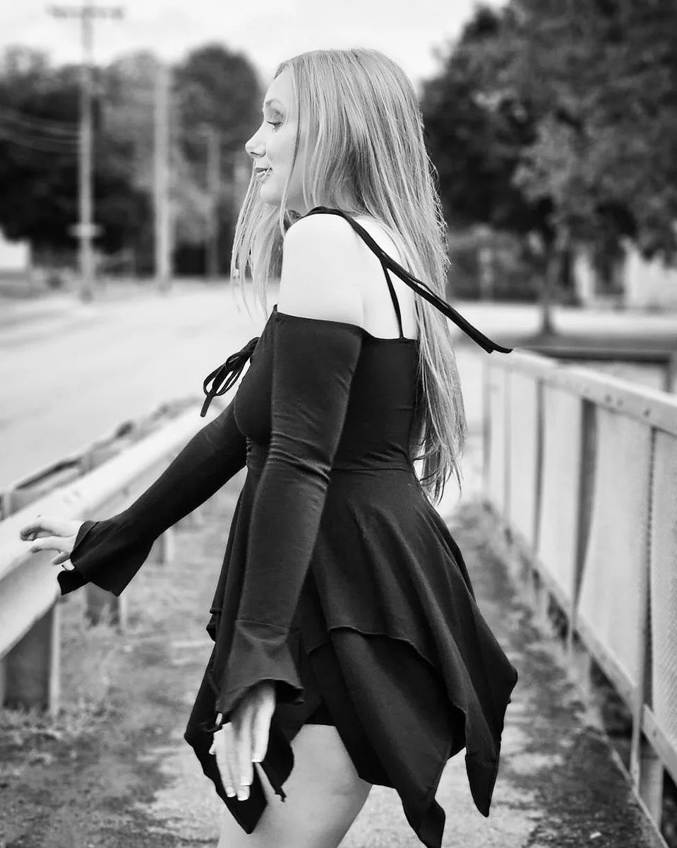pvrpliv's tweet photo. Dancing through life 🖤 https://t.co/jATEbQIgz5