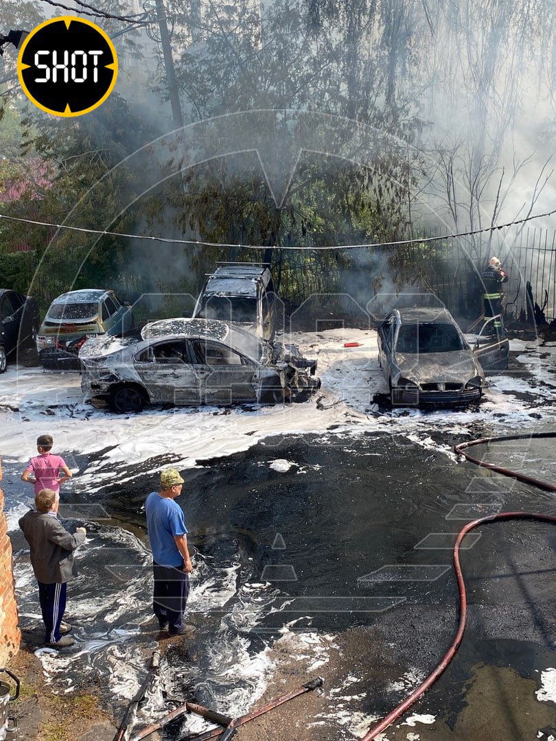 misopichopo's tweet photo. 【こんにちはロシアンファイヤー🔥のお時間です☕️】
🔥モスクワ郊外で交通警察署近くの駐車場が火災🔥
車3台が全焼、さらに1台が損傷し、ガレージと近くの納屋も焼けたんですって。🫨マアコワイ💦ミソ
#Russianfire #GloryToUkuraina https://t.co/2N8g4YtzH9