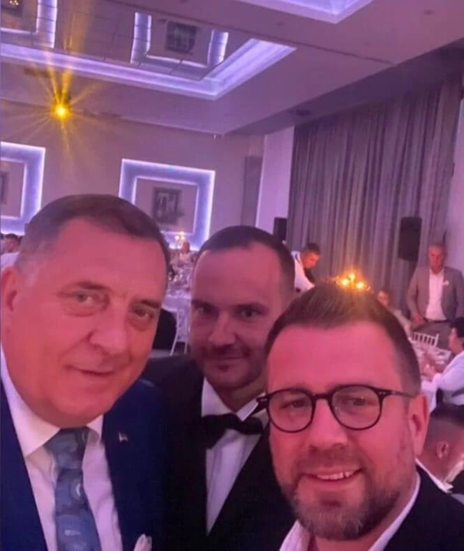 BosnianYugoslav's tweet photo. Da se zna na čijoj strani je @Z_Misimovic #Misimovic #ZvijezdanMisimovic #NSFBIH https://t.co/Tbx2qKZ76l