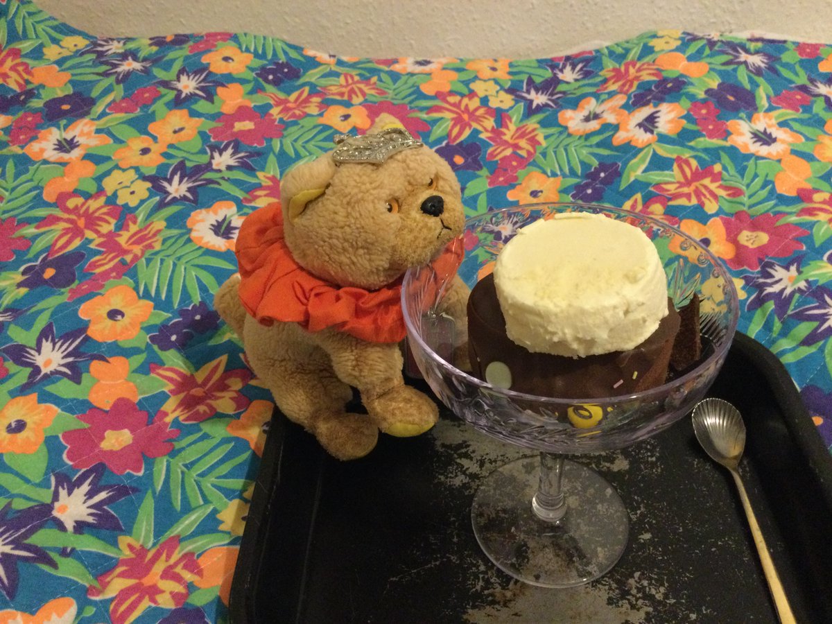 LondonChowClub's tweet photo. 2nite’s #dessert ; da #dissected last piece of #Wiggles of @sainsburys wit w’ippt frozn cream in a nu dessrt bowl. https://t.co/R9JkVmdzla