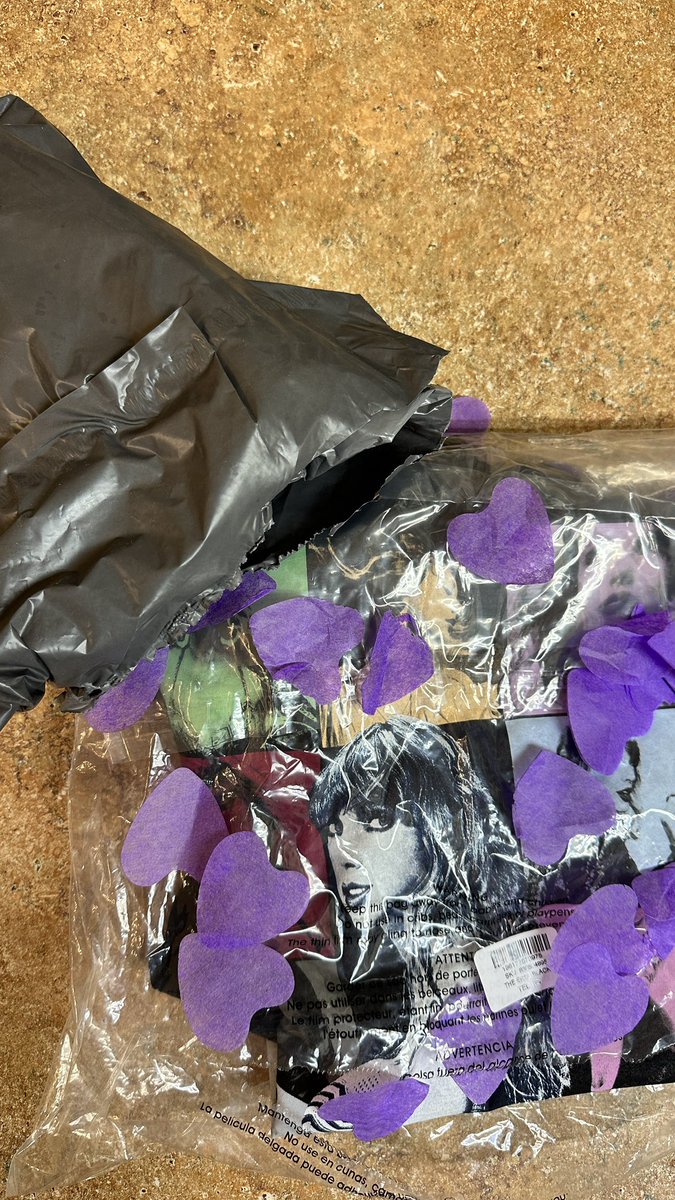Umm… Did u know that <a href="/taylorswift13/">Taylor Swift</a> merch orders come with LAVENDER paper hearts in the packaging? 💜💜💜
