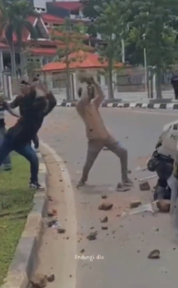 kamto_adi's tweet image. Dua orang ini melempar petugas pakai batu gede banget. 😱😱😱😱