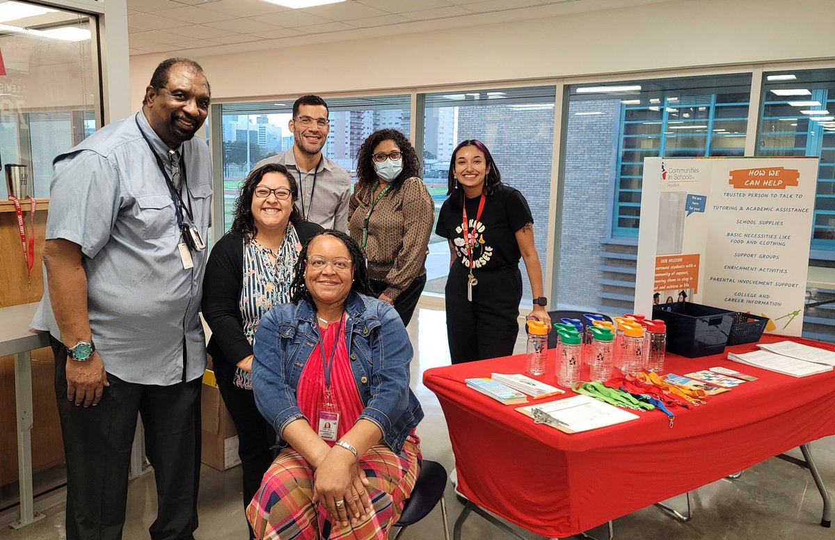 It was wonderful to see so many families who came out to day 1 of Open House! Connecting families to the amazing student support team! #Wraparound #CommunitiesInSchools #LSSC @HISD_Wraparound @AlmarazAngie @LamarHS @HISDCentral