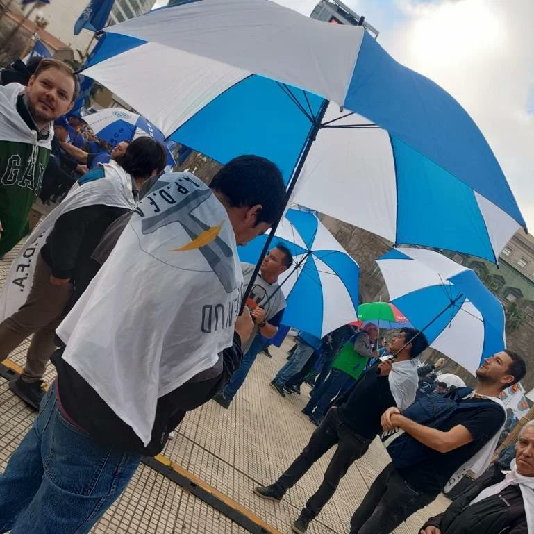 JApdfa's tweet photo. #CABA 📌

EL SALARIO NO ES GANANCIA

Hoy, en representación de nuestro @apdfanacional  acompañamos la movilización convocada por #CGT en apoyo a la medida impulsada por el ministro de economía y candidato a presidente @SergioMassa @hectordaer
#AdrianSilvaConduccion https://t.co/6Sr3mRR6Cq