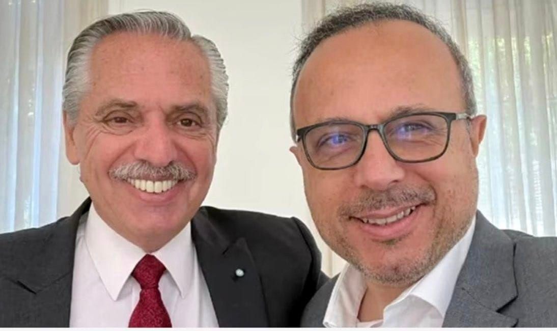 Antonio Aracre, ex asesor estrella del Presidente y de Massa, imputado por abuso sexual a UN MENOR de 17 años con acceso carnal. El hecho ocurrió el viernes y el menor hizo la denuncia ayer con su madre. A Aracre se le secuestro el auto BMW, material fílmico y ropa interior.