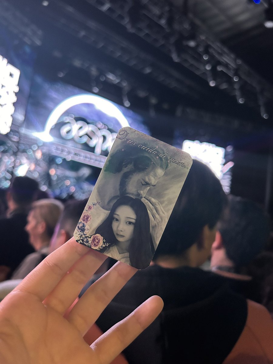 aespanim's tweet photo. giselle took this photocard 😭😭😭😭😭😭😭 https://t.co/nwnKBs0zHB