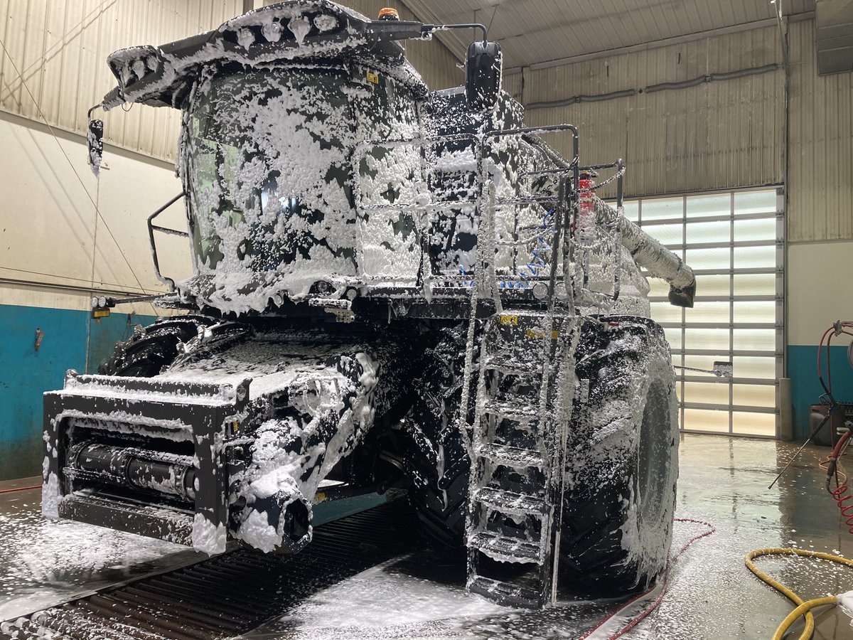 AdrianHofer9's tweet photo. Wash day today #fendtIDEAL8 #macdonfd240 @Fendt_NA @MacDon @palliser_sales https://t.co/n6sb4QJpoE
