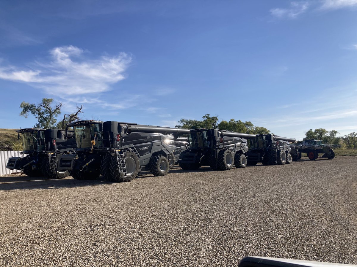 AdrianHofer9's tweet photo. Wash day today #fendtIDEAL8 #macdonfd240 @Fendt_NA @MacDon @palliser_sales https://t.co/n6sb4QJpoE