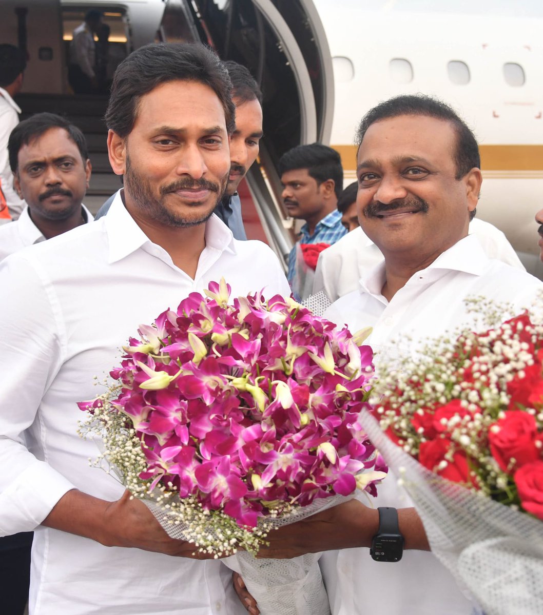 AndhraPradeshCM's tweet photo. లండన్‌ పర్యటన ముగించుకుని గన్నవరం చేరుకున్న సీఎం శ్రీ వైఎస్‌ జగన్ https://t.co/HtPOdMZzuH