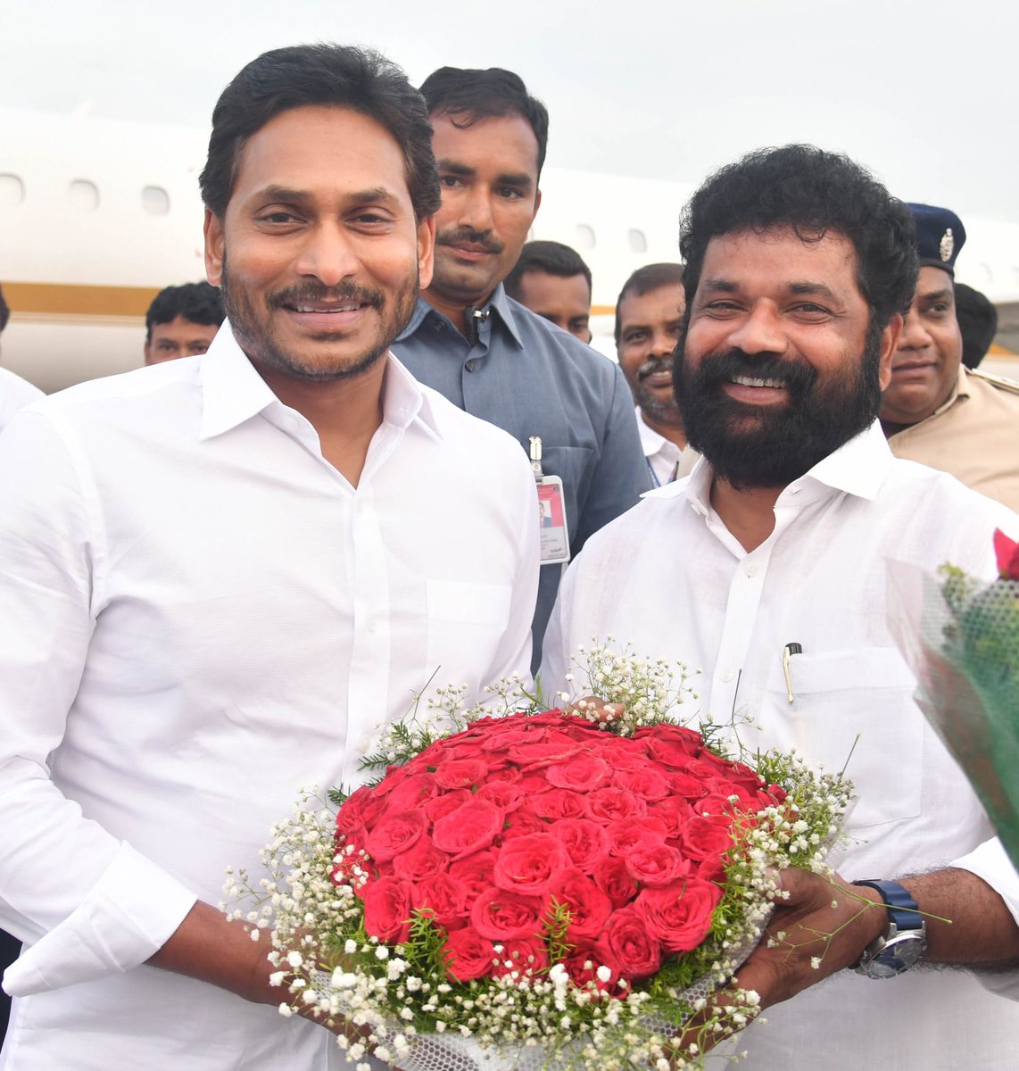 AndhraPradeshCM's tweet photo. లండన్‌ పర్యటన ముగించుకుని గన్నవరం చేరుకున్న సీఎం శ్రీ వైఎస్‌ జగన్ https://t.co/HtPOdMZzuH