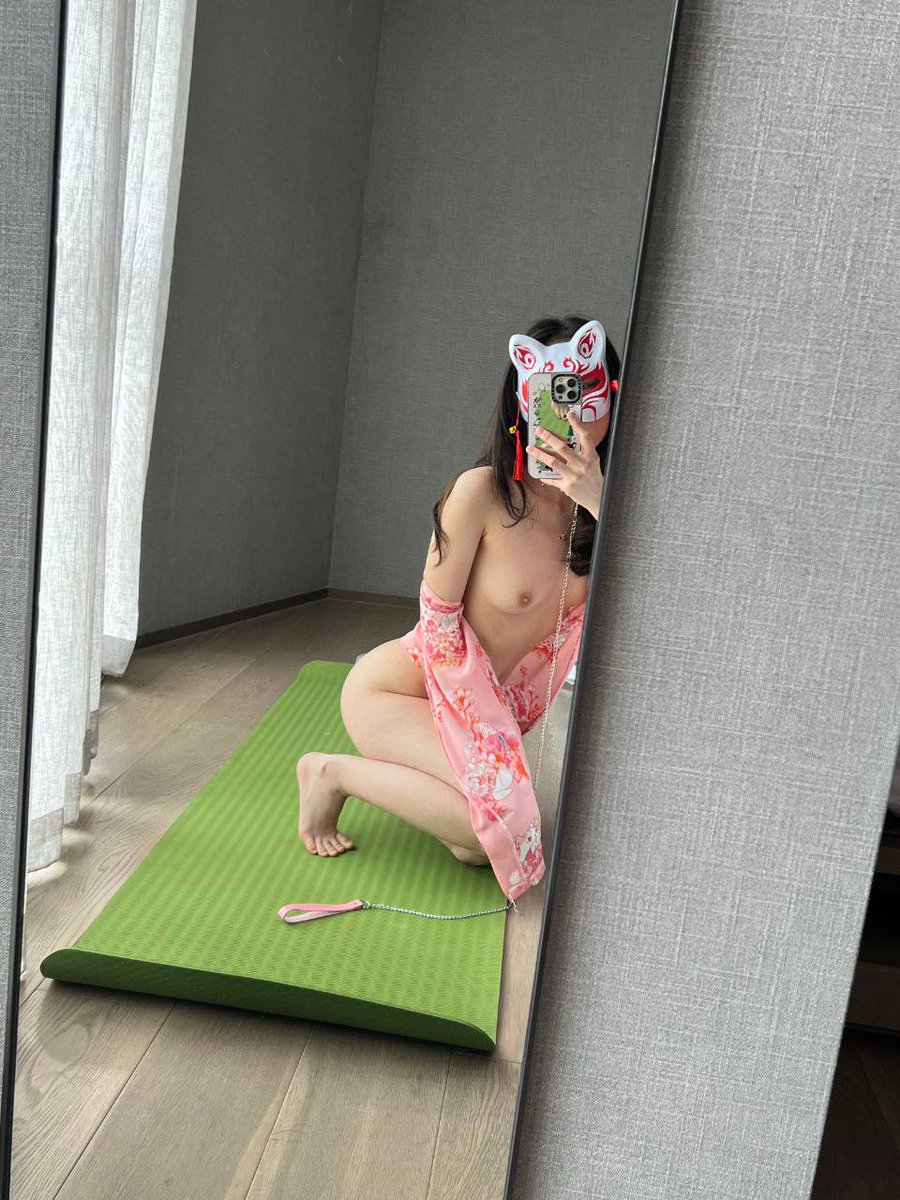 有一种女人，在老公面前是个乖老婆，在孩子面前是慈祥的母亲，朋友和邻居眼中的贤妻良母，生活被人羡慕，每天在生活中自信骄傲高高在上。但是内心却是淫荡，浪骚，下贱。希望被老公外的主人按在家里玩弄调教，这样的女人可能是公务员，老师，职员，白领，高管等等。如果你是这样的女人请加我！