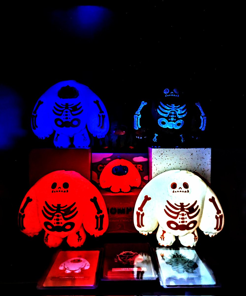 bearded81bandit's tweet photo. Just received our @myplasticempire × @AbominableToys #DragonCon2023 exclusive Electric Purple Skeleton Chomp!

Check out these glow shots of our other glow Chomp(er)s all together!

#Chomp #DesignerToys #VinylFigures #CollectWhatYouLove #GlowInTheDark @DisTrackers @FunkoPOPsNews https://t.co/aBGJdQ8DgD