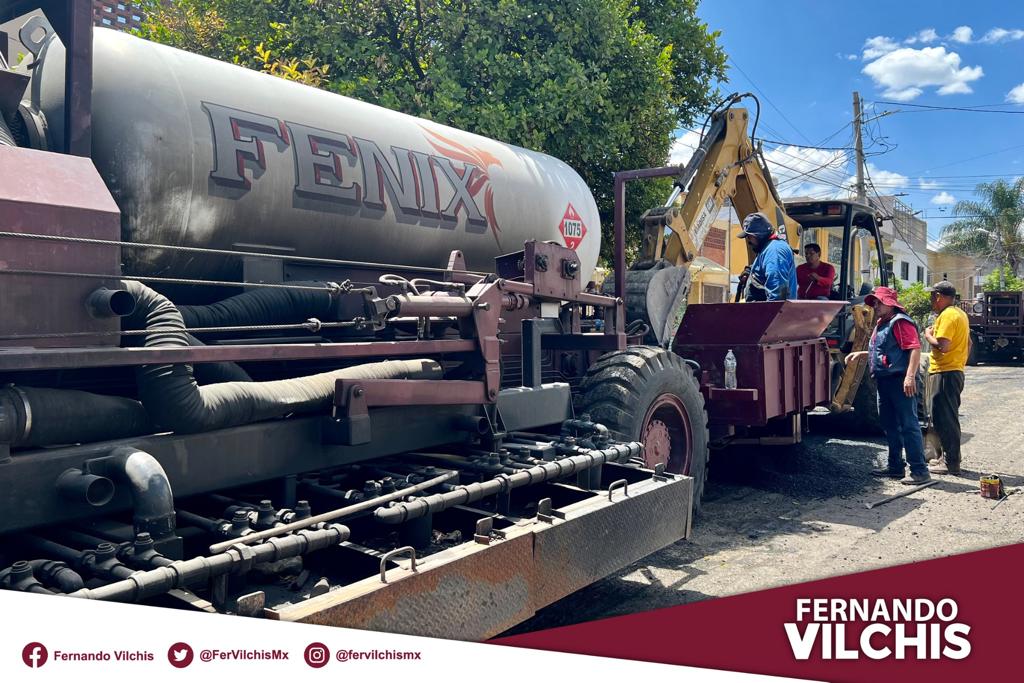FerVilchisMx's tweet image. #Progreso | En este #MunicipioConValores trabajamos arduamente por mejorar las calles y su imagen urbana. Por ello, la @DDUyOPEca2022, con ayuda de la dragonera #Fénix2, ha comenzado con la segunda etapa del reencarpetamiento de la avenida Circunvalación.

#EcatepecAvanza