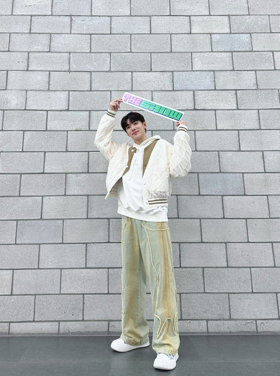 theshow_offcl's tweet photo. 📢재찬공장🏭을 가동하기 위해
필요한 재료 알려드립니다 
하나. 재찬 공장장👨‍🏭의  완벽한 비주얼😻
둘. 심장을 뒤흔들 감미로운 목소리🎶
셋. 아이돌미 넘치는  춤선🕺
마지막으로
#더쇼 와 아리들의 사랑💓 와장창넣어 #Hello Hello 외치면
#재찬 공장 가동 완료💝
@dkz_dy https://t.co/JvsRZbn0oa