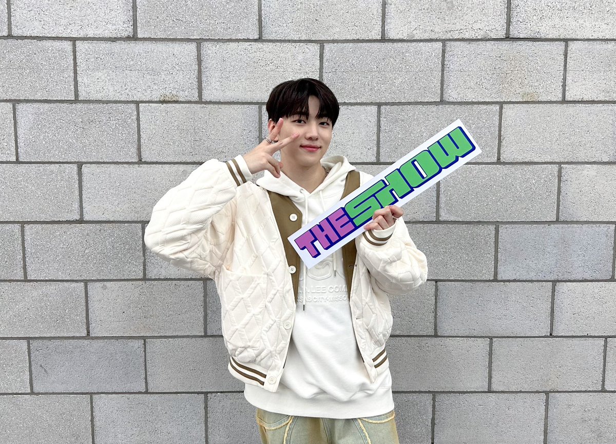 theshow_offcl's tweet photo. 📢재찬공장🏭을 가동하기 위해
필요한 재료 알려드립니다 
하나. 재찬 공장장👨‍🏭의  완벽한 비주얼😻
둘. 심장을 뒤흔들 감미로운 목소리🎶
셋. 아이돌미 넘치는  춤선🕺
마지막으로
#더쇼 와 아리들의 사랑💓 와장창넣어 #Hello Hello 외치면
#재찬 공장 가동 완료💝
@dkz_dy https://t.co/JvsRZbn0oa
