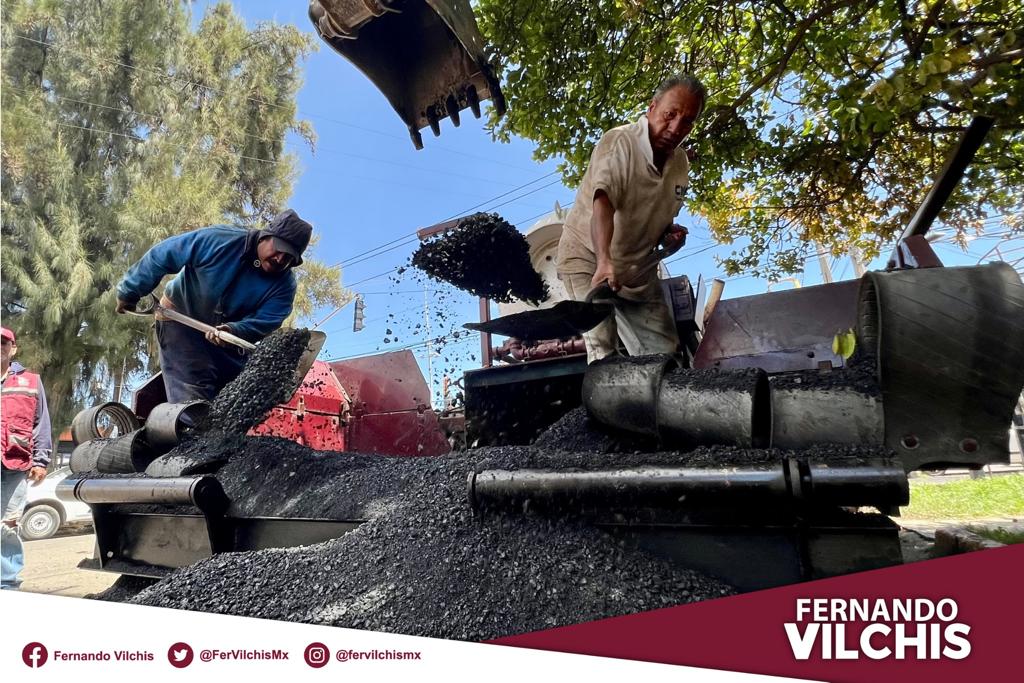 FerVilchisMx's tweet image. #Progreso | En este #MunicipioConValores trabajamos arduamente por mejorar las calles y su imagen urbana. Por ello, la @DDUyOPEca2022, con ayuda de la dragonera #Fénix2, ha comenzado con la segunda etapa del reencarpetamiento de la avenida Circunvalación.

#EcatepecAvanza
