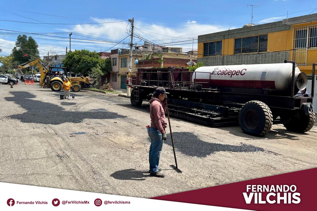 FerVilchisMx's tweet image. #Progreso | En este #MunicipioConValores trabajamos arduamente por mejorar las calles y su imagen urbana. Por ello, la @DDUyOPEca2022, con ayuda de la dragonera #Fénix2, ha comenzado con la segunda etapa del reencarpetamiento de la avenida Circunvalación.

#EcatepecAvanza