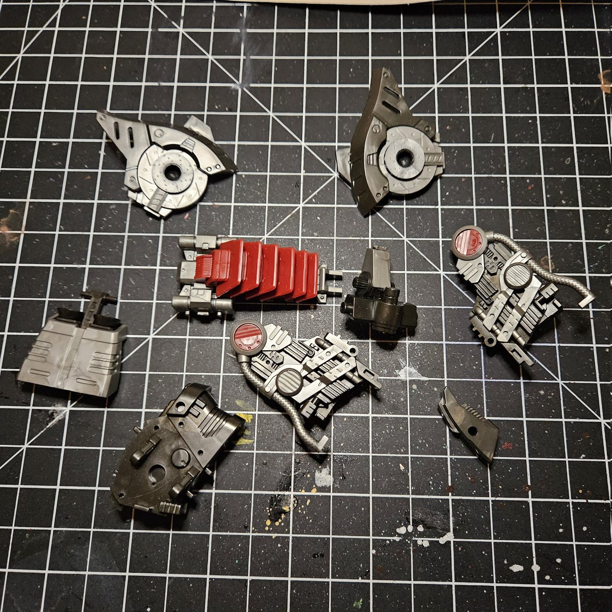MadModelMage's tweet photo. Thanks folks for hanging out!

Got the head &amp; neck assembled for Lightning Saix plus a whole strew of lego-y bits for the body!

Plus lookit this awesome emblem waterslide for the kit!

#vtuber #modelkitmonday #zoids #plamo #hobby #modelbuilder https://t.co/3PCjg8MR0M