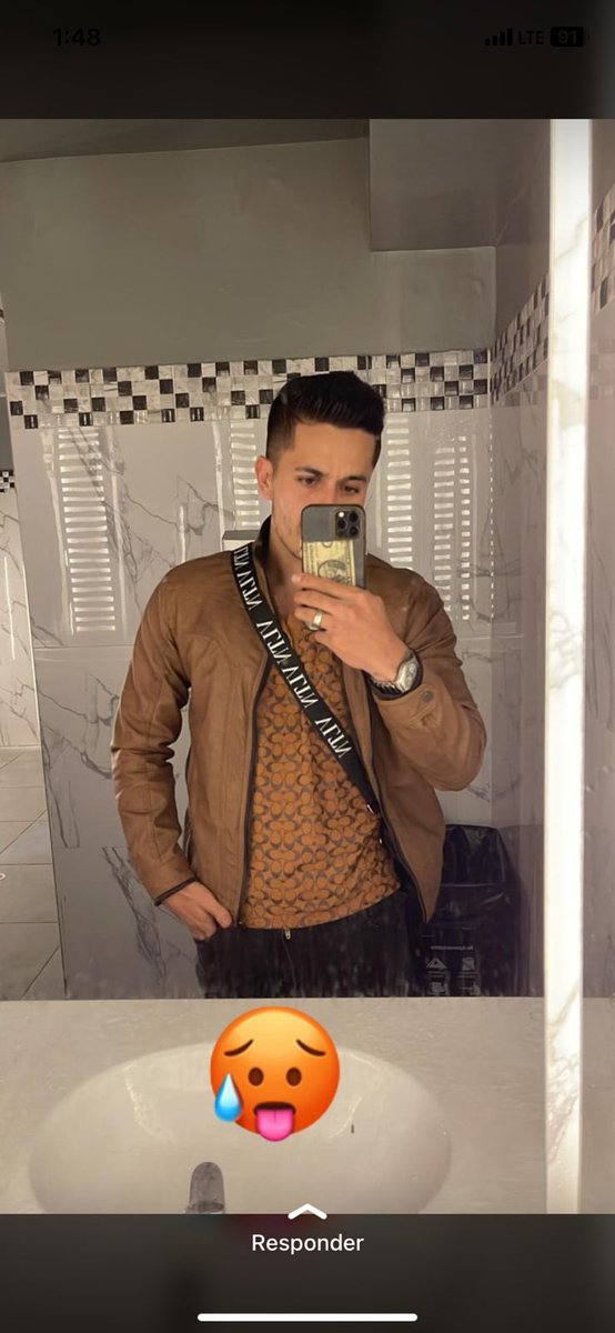srlopez98's tweet photo. Amigos alguien conoce a este personaje? . Pues les cuento que este hvon el día de ayer en la noche drogo a un amigo, y le robo sus pertenencias de su apartamento por chapinero. Por favor den RT para saber si alguien conoce a este ladrón hp! 🤬🤬🤬🤬🤬🤬🤬🤬🤬 https://t.co/vyZRdoWmbw