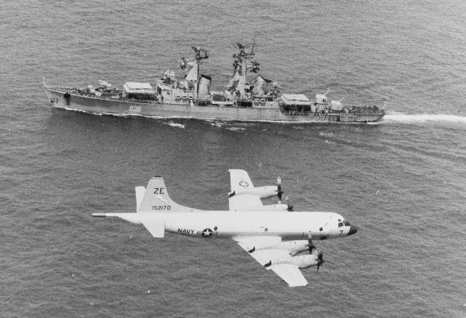 Boneyardsafari's tweet photo. #otd P-3B 151170 of VP-17 keeping an eye on a Kynda Class Soviet Cruiser off Hawaii, 11 September 1974. #p3 #p3b #p3orion #orionthehunter #vp17 #kyndaclasscruiser #navalsafari #aviationsafari #aviationpreservation #boneyardsafari https://t.co/eJIVUmhvd8