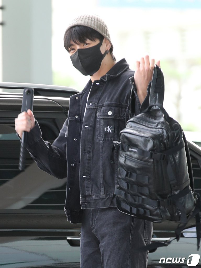 btspicstwt_'s tweet photo. [📸 PHOTOS] 

#Jungkook was at the ICN airport for departure to New York 🛫 (7)

[source: k-media] https://t.co/dtrmuHR7MY