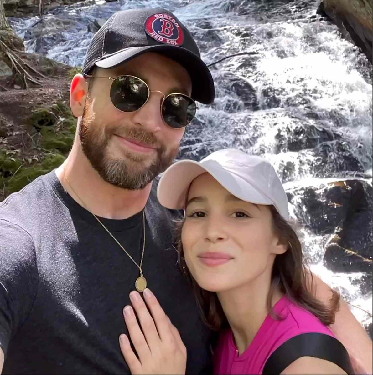 So #ChrisEvans (42y/o) just got married to #AlbaBaptista (26y/o) and some idiots here on X think that he's groomed her. 😑At what age can we call a woman 'a woman'? At what age can a woman make her own decisions? Why do #fakefeminists keep on infantilizing women? To control us?