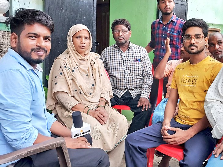 ये हमारे इलाहाबाद के अहद अहमद हैं। अब जज बन चुके हैं। बगल में चश्मा लगाकर इनके पिता शहजाद अहमद बैठे हैं। पंचर की दुकान चलाते हैं। उनके बगल उनकी पत्नी अफसाना बैठी हैं। अनपढ़ हैं। लेकिन पढ़ाई का महत्व जानती हैं। शादी हुई थी तब घर-परिवार फिल्म देखा था। उसमें एक महिला सिलाई करके