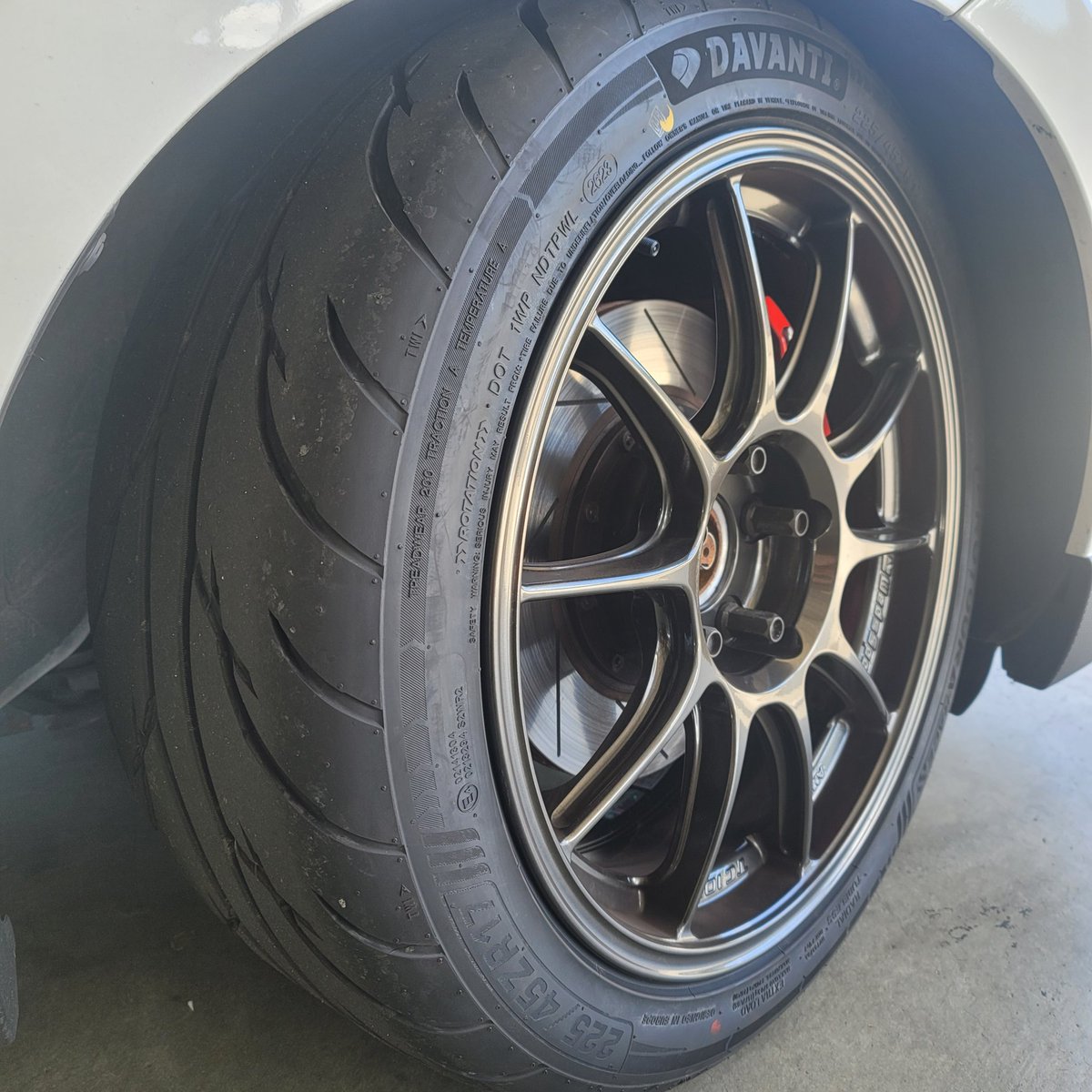 Blue_Aoki's tweet photo. #REVSPEED の収録で
#DAVANTI #PROTOURA RACE
のインプレッション🎦
初めて履いたタイヤでしたがなかなか興味深い🧐
タイム狙いでない人にとってコストパフォーマンスはかなり上位にランクするかと、、 https://t.co/ObJqZWeCxz