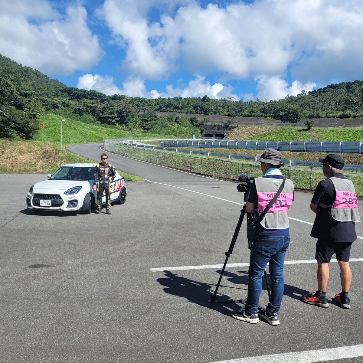 Blue_Aoki's tweet photo. #REVSPEED の収録で
#DAVANTI #PROTOURA RACE
のインプレッション🎦
初めて履いたタイヤでしたがなかなか興味深い🧐
タイム狙いでない人にとってコストパフォーマンスはかなり上位にランクするかと、、 https://t.co/ObJqZWeCxz