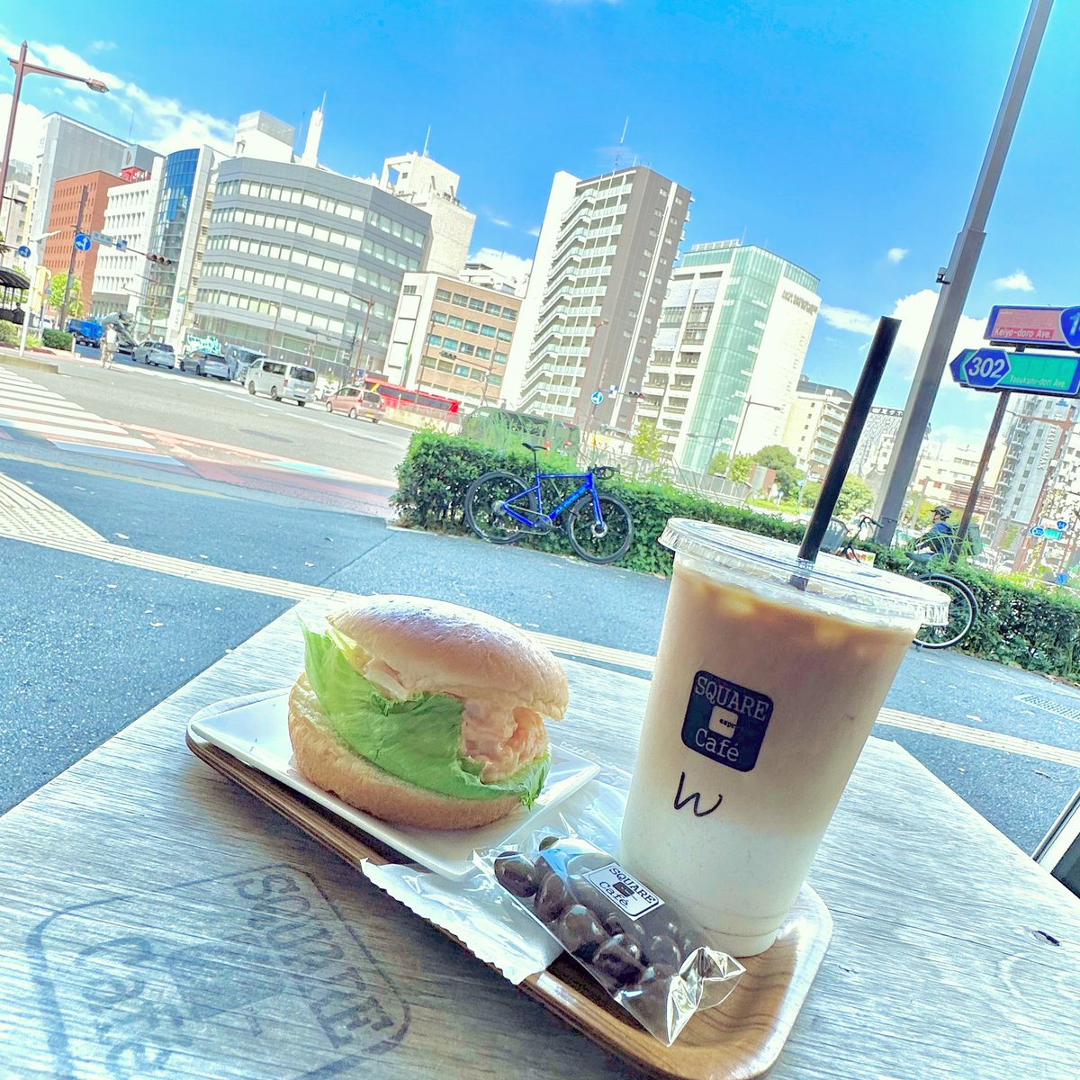 u2bikes's tweet photo. Good morning(昼)🍔☕️
浅草から日本橋までの四角に点々と
展開されてるSQUARE Cafeさんで一服。
忙しない世の中を見ながら
ゆったりするのも乙なもの。
#U2BIKES #SQUARECAFE #ARGON18
#モーニングライド #たまにはゆったり #緩急大事 https://t.co/Wec80rvHZs
