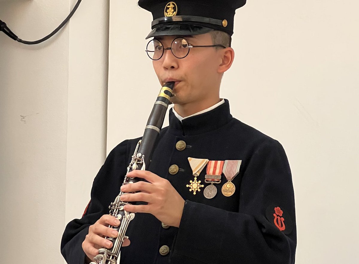 撮影風景からご紹介。

海軍軍楽隊の主力楽器であるクラリネットや軍楽短剣、楽譜鞄を掲載しています。
ドラマ「潜水艦カッペリーニ号の冒険」でも出港ラッパを吹く掌信号兵の役で協力していただいた、エンカイ<a href="/enkaizangakki/">えんかい</a>さんに軍楽監修協力を戴きました。

【10/5発売】amazon.co.jp/dp/4331524027