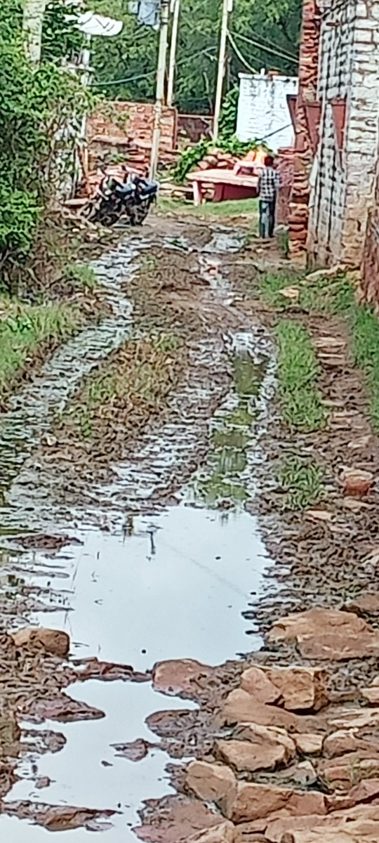 MukesaSastri's tweet photo. @UPGovt यह निपुण भारत के तहत विकास के पथ पर गांव डवरई चाचोंद विकास खंड जगनेर तहसील खेरागढ़92 आगरा मैं प्राथमिक विद्यालय है जहाँ पर छात्र छात्राओं क�� स्कूल जाने मैं परेशानियों को झेलना है इसलिए प्राईवेट स्कूल की मैं बच्चे पड़ने को मजबूर https://t.co/ZDYIEiqBcB